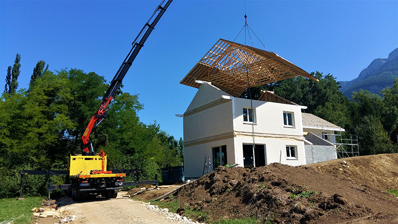 Levage d'une charpente assemblée avec camion-bras de grue