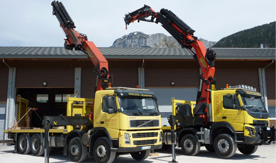 Un camion avec grue pour transporter et poser les matériaux sur